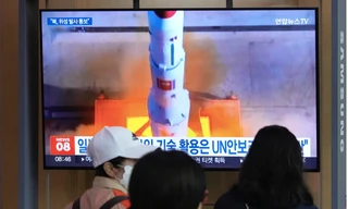 Màn hình TV ở Hàn Quốc chiếu hình ảnh Triều Tiên phóng tên lửa. (Ảnh: AP)