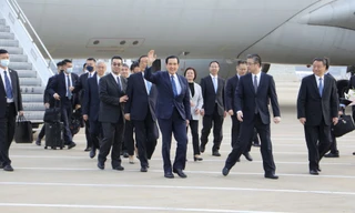 Ông Mã Anh Cửu vẫy tay khi đến sân bay Thượng Hải ngày 27/3