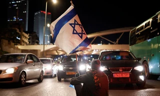 Ngày 18/2, một người biểu tình ngồi chặn đường ở Tel Aviv để phản đối liên minh cánh hữu của Thủ tướng Israel Benjamin Netanyahu và những đề xuất thay đổi tư pháp. (Ảnh: Reuters)