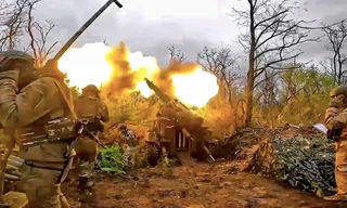 Một khẩu pháo của Nga bắn về phía lực lượng Ukraine tại địa điểm không được tiết lộ. (Ảnh: BQP Nga)