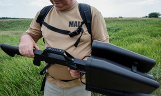 Kỹ sư Yuriy Motov với phương tiện chống máy bay không người lái kiểu mới. (Ảnh: Reuters)