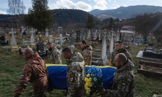 Lính Ukraine khiêng quan tài của đồng đội ở nghĩa trang Iltsi ngày 26/12/2023. (Ảnh: AP)