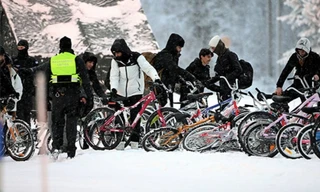 Người di cư đi bằng xe đạp đến cửa khẩu Salla ở miền bắc Phần Lan ngày 23/11. (Ảnh: Reuters)