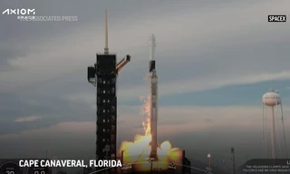 Tên lửa đưa tàu chở 4 người lên ISS từ cảng vũ trụ ở Florida ngày 21/5. (Ảnh: AP)