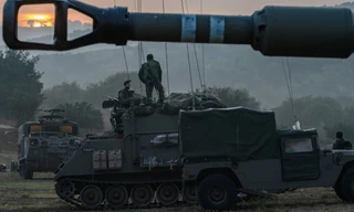 Xe quân sự của Israel ở khu vực miền bắc gần biên giới Li-băng ngày 8/10. (Ảnh: Xinhua)