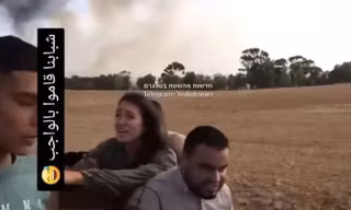 Ảnh chụp màn hình một video trên mạng xã hội ngày 7/10 cho thấy cô gái Israel Noa Argamani bị các tay súng Palestine bắt làm con tin tại địa điểm chưa xác định được. (Ảnh: Reuters)