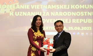 Thứ trưởng Ngoại giao, Chủ nhiệm Ủy ban Nhà nước về người Việt Nam ở nước ngoài Lê Thị Thu Hằng có mặt tại lễ chúc mừng. (Ảnh: Mofa)