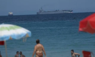 Một tàu chiến của Iran xuất hiện gần bãi biển Rio de Janeiro. (Ảnh: AP)