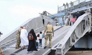 Người Mỹ lên một tàu của Hải quân ở Port Sudan để đi sơ tán. (Ảnh: Reuters)