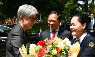 Bộ trưởng Ngoại giao Bùi Thanh Sơn đón Bộ trưởng Ngoại giao Úc Penny Wong. (Ảnh: Như Ý)