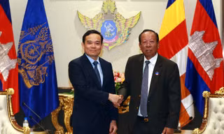 Phó Thủ tướng Trần Lưu Quang và Phó Thủ tướng, Bộ trưởng Quốc phòng Campuchia Tea Banh. (ảnh: Mofa)