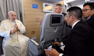 Giáo hoàng Francis trao đổi với các nhà báo trong chuyến bay trở về từ Mông Cổ ngày 4/5. (Ảnh: Vatican News)