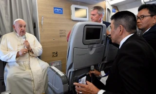 Giáo hoàng Francis trao đổi với các nhà báo trong chuyến bay trở về từ Mông Cổ ngày 4/5. (Ảnh: Vatican News)