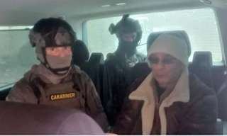 Hình ảnh trùm mafia Matteo Messina Denaro khi ngồi trên xe cảnh sát