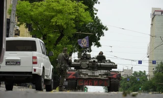 Xe tăng của Wagner trên đường phố Nga ngày 24/6. (Ảnh: Anadolu)