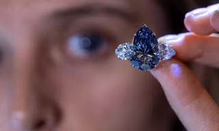 Viên kim cương xanh cực hiếm Bleu Royal. (Ảnh: Reuters)