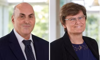 Hai nhà khoa học Katalin Karikó (phải) và Drew Weissman trở thành chủ nhân của giải Nobel Y học 2023