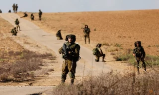 Binh lính Israel tuần tra ở khu vực gần biên giới giữa Israel với Dải Gaza ngày 19/10. (Ảnh: Reuters)