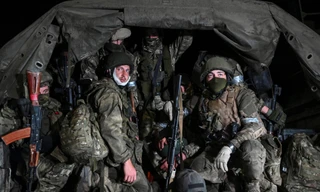 Các tay súng Wagner khi rút khỏi thành phố Rostov-on-Don của Nga ngày 24/6. (Ảnh: Reuters)