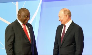 Tổng thống Nam Phi Cyril Ramaphosa (trái) và Tổng thống Nga Vladimir Putin trong dịp diễn ra hội nghị thượng đỉnh Nga - châu Phi (Ảnh: GCIS)