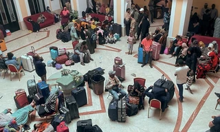 Người Sudan sơ tán khỏi đất nước sau khi chiến tranh nổ ra. (Ảnh: Reuters)