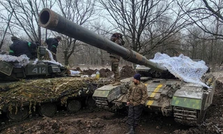 Lính Ukraine đứng cạnh xe tăng ở Bakhmut ngày 13/1