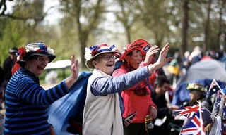 Nhiều người cao tuổi tập trung ở khu vực gần hoàng gia Anh để chờ xem lễ đăng quang