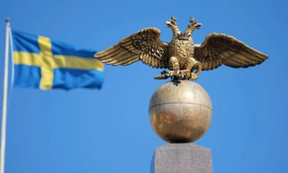 Hình ảnh đại bàng hai đầu trên quốc huy Nga trước quốc kỳ Thuỵ Điển trên quảng trường ở Helsinke, Phần Lan. (Ảnh: AP)