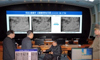 Nhà lãnh đạo Triều Tiên Kim Jong Un thăm Cơ quan phát triển hàng không vũ trụ quốc gia ngày 10/3/2022. (Ảnh: KCNA)