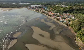 Dầu lan rộng sau khi con MT Princess Empress chìm. (Ảnh: Reuters)