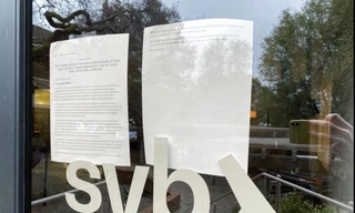 Cánh cửa trụ sở của SVB tại California