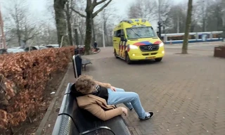 Hình ảnh một thanh niên bất tỉnh trong video khuyến cáo du khách Anh của chính quyền Amsterdam