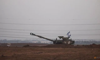 Cờ Israel tung bay trên pháo tự hành gần biên giới Israel với Dải Gaza ngày 22/10. (Ảnh: Reuters)