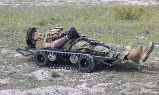 Chiếc cáng điều khiển từ xa đang được một đơn vị của quân đội Ukraine sử dụng để sơ tán binh lính bị thương khỏi chiến trường. (Ảnh: Business Insider)