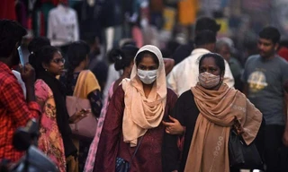 Hai bang của Ấn Độ đã áp dụng trở lại quy định đeo khẩu trang. (Ảnh: EPA-EFE)