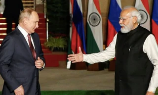 Thủ tướng Ấn Độ Narendra Modi đón Tổng thống Nga Vladimir Putin đến thăm New Delhi tháng 12/2021. (Ảnh: Reuters)