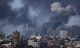 Khói đặc bay lên ở Dải Gaza sau đợt ném bom của Israel ngày 11/10. (Ảnh: AP)