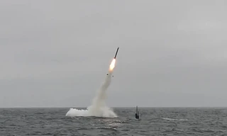 Tàu ngầm USS Annapolis (SSN 760) phóng một tên lửa Tomahawk trên vùng biển California năm 2018
