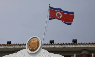 Quốc kỳ Triều Tiên trên nóc Văn phòng lãnh sự Triều Tiên ở thành phố Đan Đông, tỉnh Liêu Ninh, Trung Quốc. (Ảnh: Reuters)