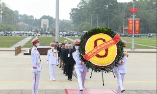 Đoàn đại biểu quốc tế viếng Lăng Chủ tịch Hồ Chí Minh sáng 13/1. (Ảnh: Như Ý)