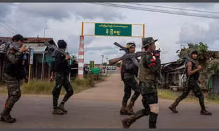 Các thành viên của lực lượng nổi dậy Myanmar. (Ảnh: Reuters)