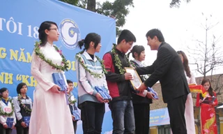 Bí thư T.Ư Đoàn, Chủ tịch T.Ư Hội sinh viên Việt Nam Nguyễn Đắc Vinh trao giải Lý Tự Trọng