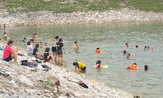 Người Hà Nội đổ ra ao hồ tắm giải nhiệt