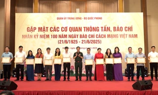 Báo Tiền Phong nhận Bằng khen của Bộ Quốc phòng
