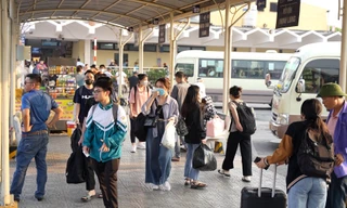 Bến xe ở Hà Nội 'nóng' trước ngày nghỉ lễ 30/4 - 1/5