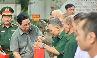 Thủ tướng tưởng niệm các Anh hùng liệt sĩ và tặng quà gia đình chính sách tại Thái Nguyên