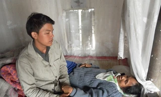 ‘Mẹ khó qua khỏi, nên con cố học xong đại học đi’