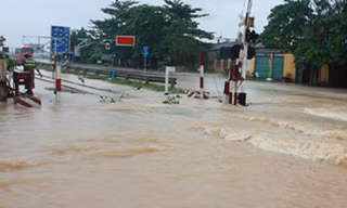 Đường sắt ngập nặng, huỷ toàn bộ tàu vào Nam