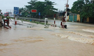 Đường sắt ngập nặng, huỷ toàn bộ tàu vào Nam
