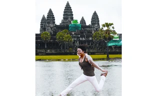 Nụ cười Việt bên tượng thần Bayon